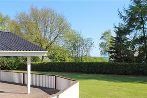 Family-friendly house with terrace, hot tub & barbeque - Image 2