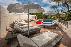 Villa with pool - Image 3