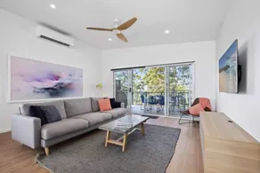 Apartment with terrace - Image 2