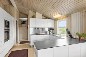 Holiday home with terrace, barbeque & jacuzzi - Image 4