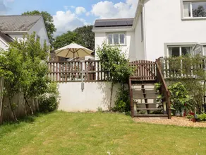 Family-friendly cottage with terrace & garden - Image 4