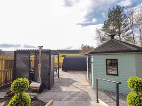Cottage with garden & hot tub - Image 5
