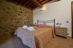Flat with garden, terrace & pool - Image 5