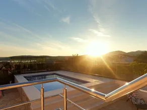 Modernes Ferienhaus mit eigenem Pool und Meerblick - Image 4