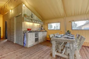 Lodge with garden, terrace & pool - Image 4