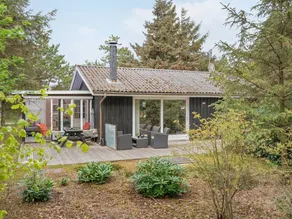 Holiday home with terrace - Image 4