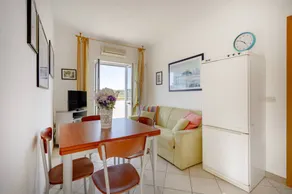 Flat with pool & garden - Image 5