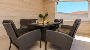 Holiday apartment with BBQ & garden - Image 2