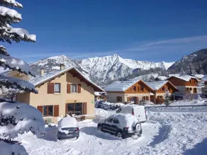 Chalet 'St Victoire Pied des pistes' with Mountain View, Shared Pool and Wi-Fi - Image 2