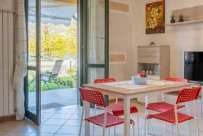 Children-friendly flat with garden & pool | Lake view - Image 5