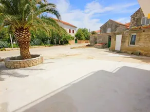 Apartment with terrace & garden - Image 3