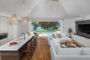 Villa Porto Bus Beachside by Villas Guide - Image 2