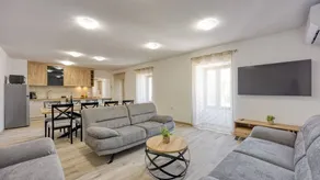 House with BBQ, hot tub & terrace | Garden view - Image 3