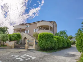Apartamento vacacional con jardín - Image 3