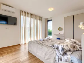 Apartment with private pool & garden - Image 4