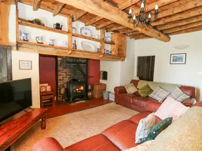 Cottage with garden & hot tub - Image 5