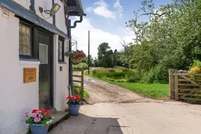 Family-oriented charming cottage with garden - Image 4