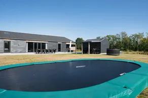 Fully equipped spacious holiday home with garden, sauna & jacuzzi - Image 2