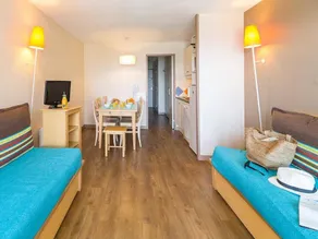 Apartment with pool - Image 4