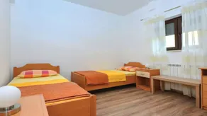 Flat with pool, garden & barbecue - Image 3