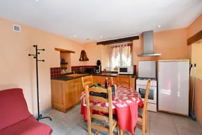Cottage with terrace & pool - Image 4