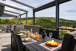 Flat with terrace & garden - Image 2