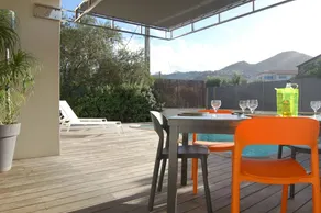 Villa avec jardin, piscine et terrasse | Vue jardin - Image 3