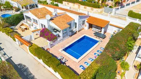 Villa with barbecue, garden & private pool - Image 2