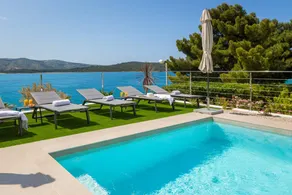 Beachfront Villa Mona Lisa with Pool - Image 2