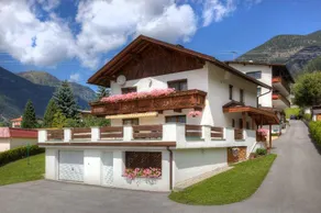 Apartamento vacacional con jardín - Image 2