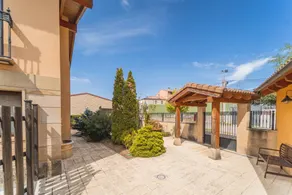 Holiday home with garden & barbecue - Image 3