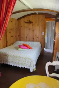 Bed and Breakfast 'Roulotte Esméralda' with Balcony, Wi-Fi and Air Conditioning - Image 3