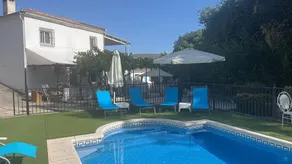Incantevole casa adatta alle famiglie con terrazza, giardino e piscina privata | Vista sul giardino - Image 2