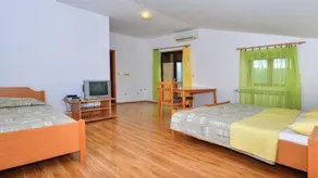 Flat with pool, garden & barbecue - Image 4