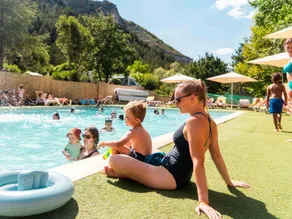 Family-friendly mobile home with hot tub, terrace & heated pool | Dogs allowed - Image 2