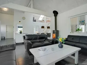 Family-friendly holiday home with terrace, sauna & private pool - Image 4