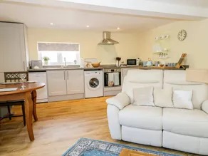 Cottage with garden - Image 3