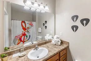 Extended Stay - Near Crestwood, King Bed, Gym, Parking, Fast WiFi - Image 4