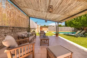 Casa apta para familias con piscina privada, jardín y barbacoa | Vistas al jardín - Image 3