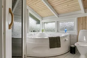 House with hot tub, terrace & sauna - Image 5