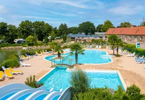 Holiday home with terrace, BBQ & pool - Image 5