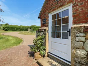 Cottage with garden - Image 3