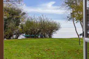 Holiday home with barbeque & garden | Lake view - Image 3