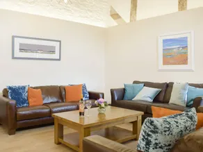 Family-oriented cottage with garden - Image 3