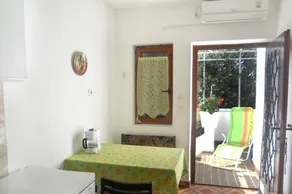 Lovely apartment with garden, terrace & BBQ | Garden view | Pets allowed - Image 4