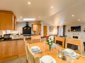 Lodge with garden - Image 3