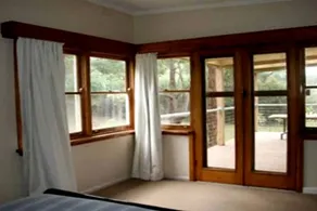 Lakefront Cabin Amid the Rolling Valley Hills in Taylor Bay, Victoria - Image 2