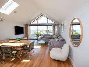 Cottage with jacuzzi & garden - Image 2