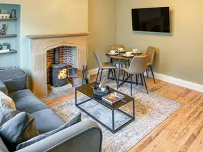 Cottage with barbecue, jacuzzi & garden - Image 2