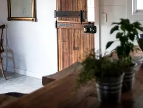 Pet-Friendly Cabin Rental with Ancient Peppercorn Tree in Castlemaine, Victoria - Image 5